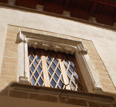 finestra conopial moldurada
